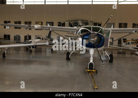 Private Jet in hangar Banque D'Images