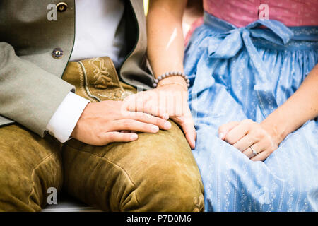 Mains entrelacées sur couple de mariage jour du mariage Banque D'Images