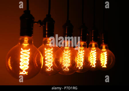 Six ampoules dans le rang sont ouverts peuvent voir le filament lumineux Banque D'Images