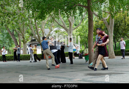 Une gamme d'âges la danse de salle de bal dans le parc Liangmaqiao Road 40, Beijing, Chine Banque D'Images