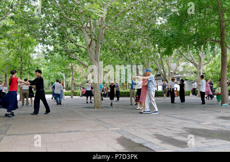 Une gamme d'âges la danse de salle de bal dans le parc Liangmaqiao Road 40, Beijing, Chine Banque D'Images