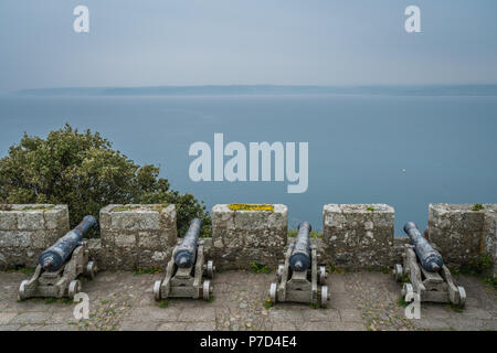 Quatre gros canons en laiton sur les murs extérieurs de St Michaels Mount forteresse, près de Marazion Hayle, Cornwall, UK Banque D'Images