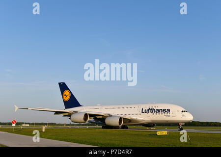 Lufthansa, Airbus A380-800, de circulation (circulation), de la piste sud, pour le décollage, l'aéroport de Munich, Haute-Bavière, Bavière, Allemagne Banque D'Images