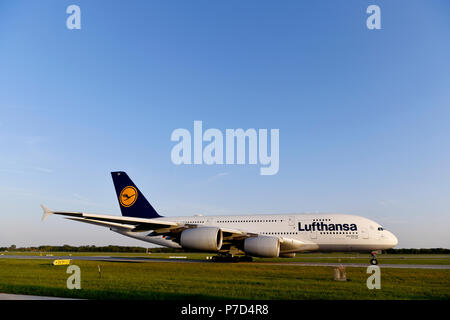 Lufthansa, Airbus A380-800, de circulation (circulation), de la piste sud, pour le décollage, l'aéroport de Munich, Haute-Bavière, Bavière, Allemagne Banque D'Images