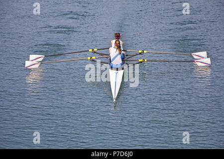 Deux jeunes femmes dans le lac de la course d'aviron Banque D'Images