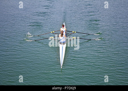 Deux jeunes femmes dans le lac de la course d'aviron Banque D'Images