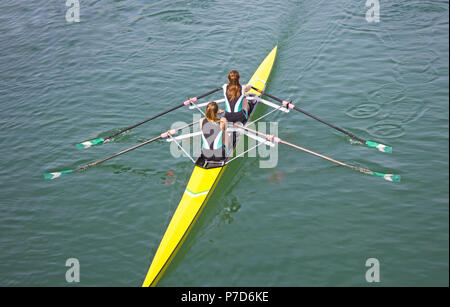 Deux jeunes femmes dans le lac de la course d'aviron Banque D'Images