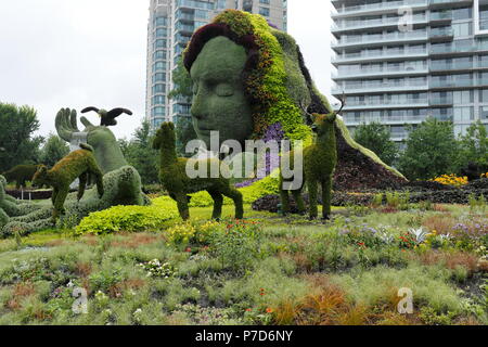 Sculpture végétale la terre mère avec les bâtiments modernes derrière, Mosaicanada Exposition, Gatineau, Québec, Canada Province Banque D'Images