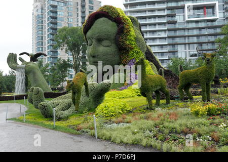 Sculpture végétale la terre mère avec les bâtiments modernes derrière, Mosaicanada Exposition, Gatineau, Québec, Canada Province Banque D'Images