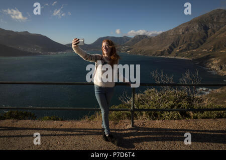Prendre femme au point d'observation selfies lors d'une journée ensoleillée Banque D'Images