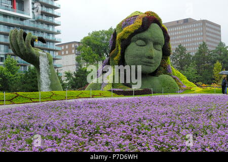 Sculpture végétale la terre mère avec les bâtiments modernes derrière, Mosaicanada Exposition, Gatineau, Québec, Canada Province Banque D'Images