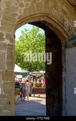 Autour des puits d'une ville de la cathédrale dans le comté de Somerset, England uk.jour de marché Banque D'Images