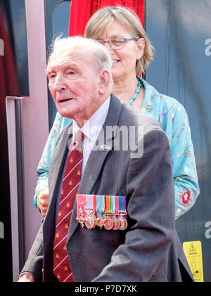 M. George 'Johnny' Johnson, le lance-bombes de la Lancaster t-Tommy qui ont bombardé la Sorpe fichu dans la WW2 raid dambusters. À la gare Temple Meads où Banque D'Images