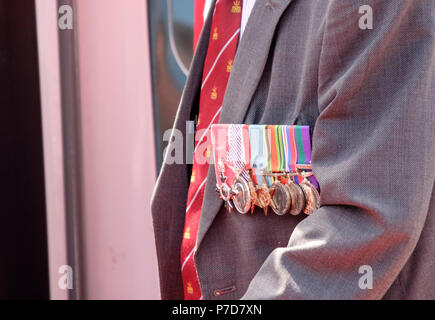 M. George 'Johnny' Johnson, le lance-bombes de la Lancaster t-Tommy qui ont bombardé la Sorpe fichu dans la WW2 raid dambusters. À la gare Temple Meads où Banque D'Images