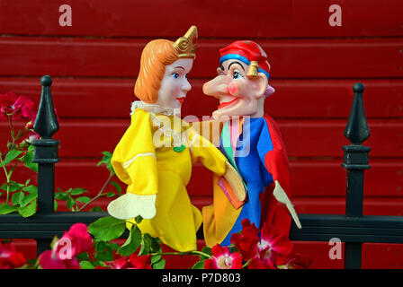 Marionnettes Punch, Punch et Judy, princess, assis sur une clôture métallique Banque D'Images