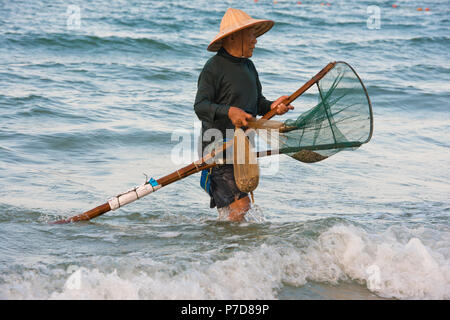 Chasseur, pêcheur de moules coquillages portant un chapeau de paille, la plage Cua Dai à Hoi An, Vietnam Banque D'Images
