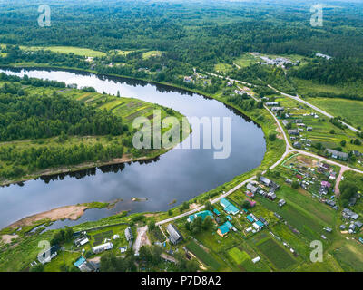 Vue d'ensemble de la courbure de la rivière et le village Vazhinka Kurapovo village, dans la région de Leningrad, Russie. Banque D'Images