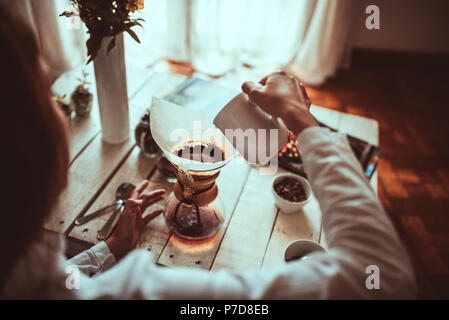 Dégustation de café dans belle maison Banque D'Images