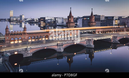 Soir vue sur le pont Oberbaum à Berlin, Berlin, Allemagne Banque D'Images