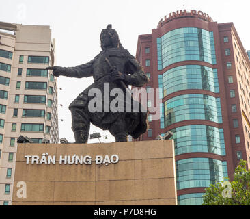 Statue de héros national vietnamien Tran Hung Doa en ligne Me carré sur les rives de la rivière Saigon, Ho Chi Minh City, Vietnam. Banque D'Images