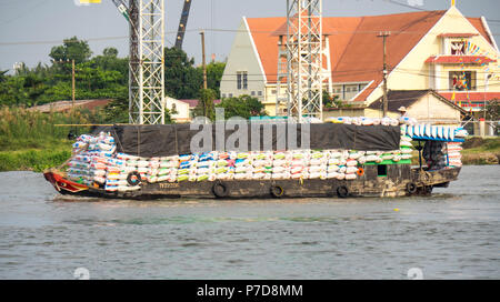 Barge de transport en vrac Transport de charge sur la rivière Saigon, Ho Chi Minh City, Vietnam. Banque D'Images