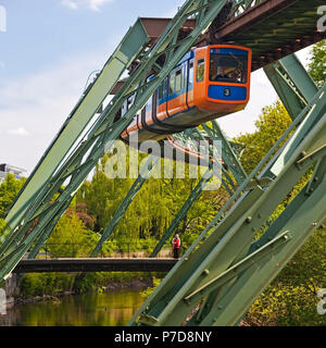 La suspension au-dessus de la rivière Wupper, Wuppertal, région du Bergisches Land, Rhénanie du Nord-Westphalie, Allemagne Banque D'Images