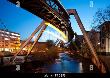 Traînée de lumière d'un billet de chemin de fer au-dessus de la suspension de la Wupper, Wuppertal, région du Bergisches Land, Rhénanie du Nord-Westphalie, Allemagne Banque D'Images