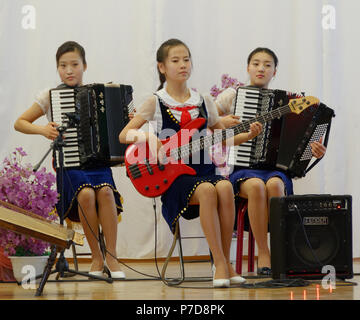 Les jeunes enfants de l'école nord-coréenne d'effectuer pour les touristes sur l'étape de leur école à Pyongyang, la Corée du Nord. Banque D'Images