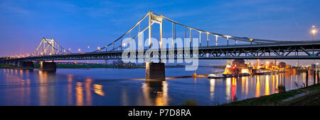 Pont du Rhin entre le Duisburg-Mündelheim et Krefeld-Uerdingen avec port du Rhin dans la soirée, Krefeld Banque D'Images