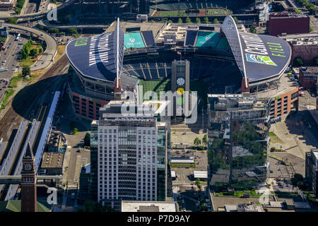 SEATTLE, WASHINGTON STATE - 31 MAI 2018 : Vue aérienne du terrain et le CenturyLink Safeco Field, les principaux stades de Seattle. Banque D'Images