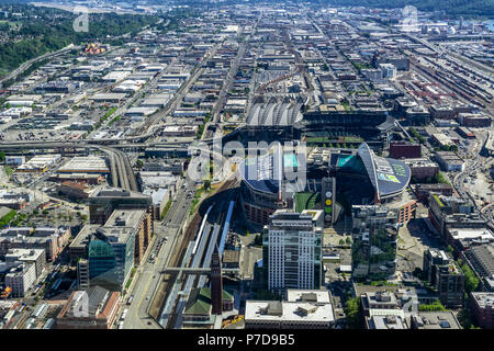 SEATTLE, WASHINGTON STATE - 31 MAI 2018 : Vue aérienne du terrain et le CenturyLink Safeco Field, les principaux stades de Seattle. Banque D'Images