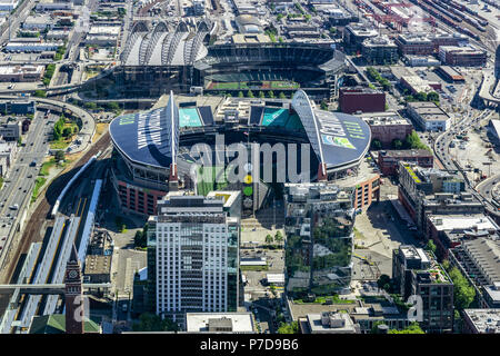 SEATTLE, WASHINGTON STATE - 31 MAI 2018 : Vue aérienne du terrain et le CenturyLink Safeco Field, les principaux stades de Seattle. Banque D'Images