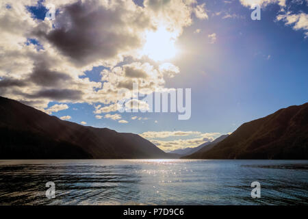 Lake Crescent sur un jour nuageux et ensoleillé, Olympic National Park, Washington State, USA. Banque D'Images