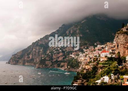 Belle vue sur Positano et la côte amalfitaine avec un ciel dramatique, Campanie, Italie Banque D'Images