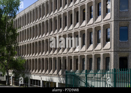 Riverside House, un bâtiment des années 70 construit dans le style 'brutaliste' ; Northampton, Royaume-Uni Banque D'Images