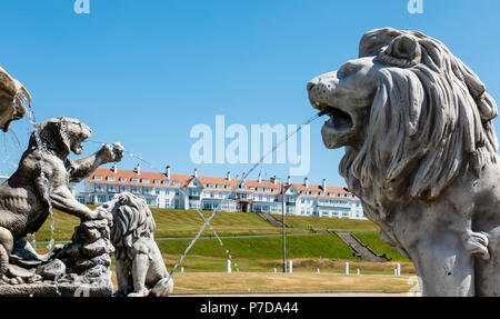 En dehors de la fontaine au club de golf Turnberry Trump dans l'Ayrshire, Ecosse, Royaume-Uni Banque D'Images