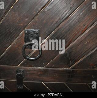 Ancien fer à repasser sur une poignée de porte en bois marron vintage, Close up Banque D'Images