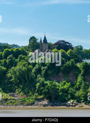 L'église de St Peters à Newnham sur Severn vu depuis le nouveau passage de la rivière Severn, UK Banque D'Images