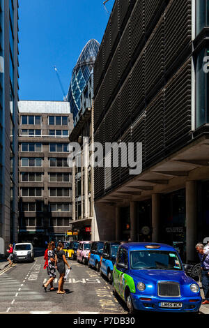 Une rangée de taxis de Londres traditionnel à l'extérieur de la gare de Fenchurch Street, London, United Kingdom Banque D'Images