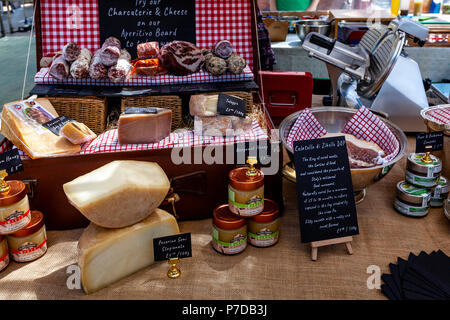 Un étal de fromages au marché de Greenwich, Londres, Angleterre Banque D'Images