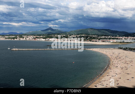 La foule à la plage d'été à Hondarribia, Espagne Banque D'Images