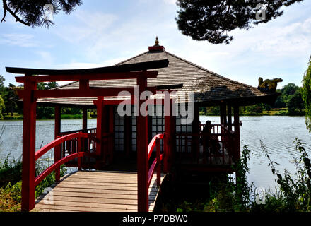 Maison de Thé Japonaise sur le bord du lac dans les jardins du château de Hever, Kent, Angleterre Banque D'Images