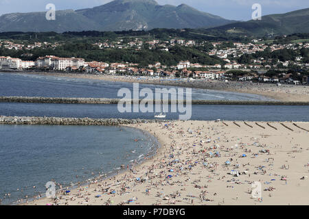 La foule à la plage d'été à Hondarribia, Espagne Banque D'Images