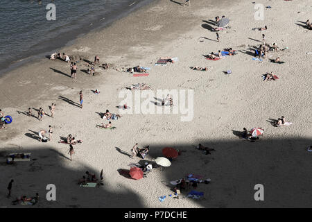 La foule à la plage d'été à Hondarribia, Espagne Banque D'Images