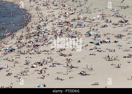 La foule à la plage d'été à Hondarribia, Espagne Banque D'Images