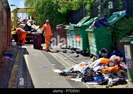 Le conseil municipal a ouvriers nettoyer le fly-tipped détritus laissés par les étudiants de fin de session universitaire, Angleterre Banque D'Images