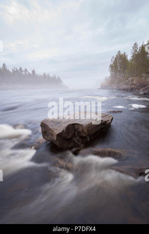 Dans la rivière Muonionjoki Muonio, Laponie, Finlande Banque D'Images