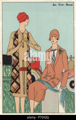 Les femmes dans l'usure de l'après-midi en face de l'automobile. L'une dans une robe de tartan check et du turban, l'autre en chapeau cloche et corail rose-manteau. Lithographie à pochoir (stencil) du magazine de mode luxe Beaute la goutte d'Art, 2200, Paris, avril 1926. Banque D'Images