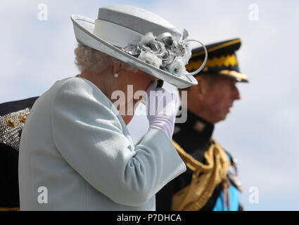 La reine Elizabeth II , le Colonel-en-chef Royal Scots Dragoon Guards (Carabiniers et gris) wipes son œil alors qu'elle présente une nouvelle norme pour le régiment à Leuchars Fife en station. Banque D'Images