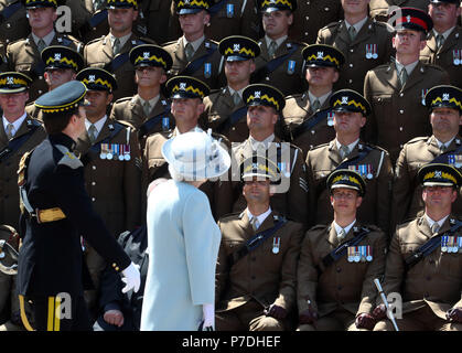 La reine Elizabeth II , le Colonel-en-chef Royal Scots Dragoon Guards (Carabiniers et gris) arrive pour une photo de groupe après qu'elle a présenté une nouvelle norme pour le régiment à Leuchars Fife en station. Banque D'Images